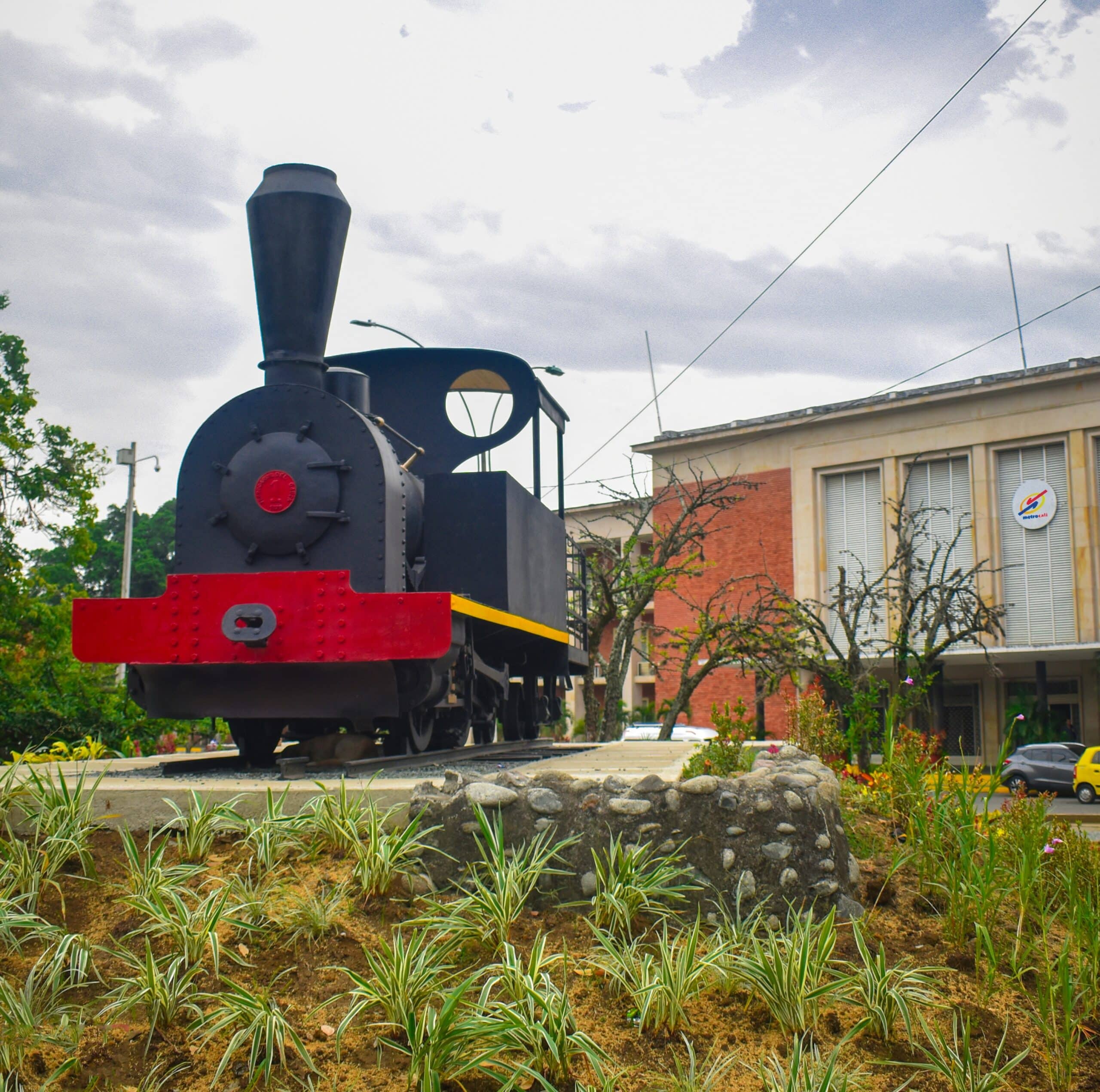 Locomotora y fachada de Metro Cali, entidad gestora del MIO.