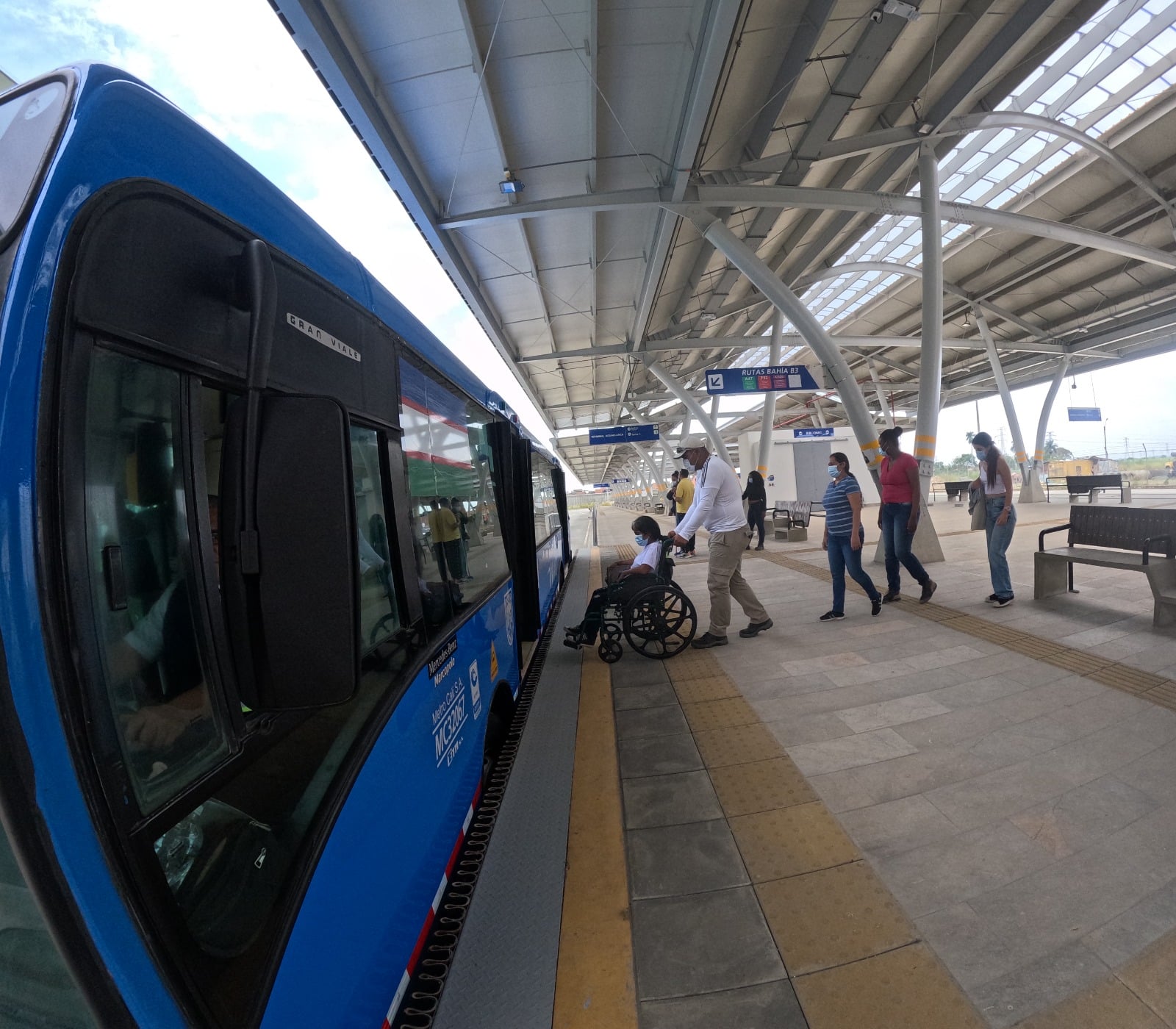 Foto donde se ve un bus y pasajeros subiéndose a él, en la Terminal Aguablanca.
