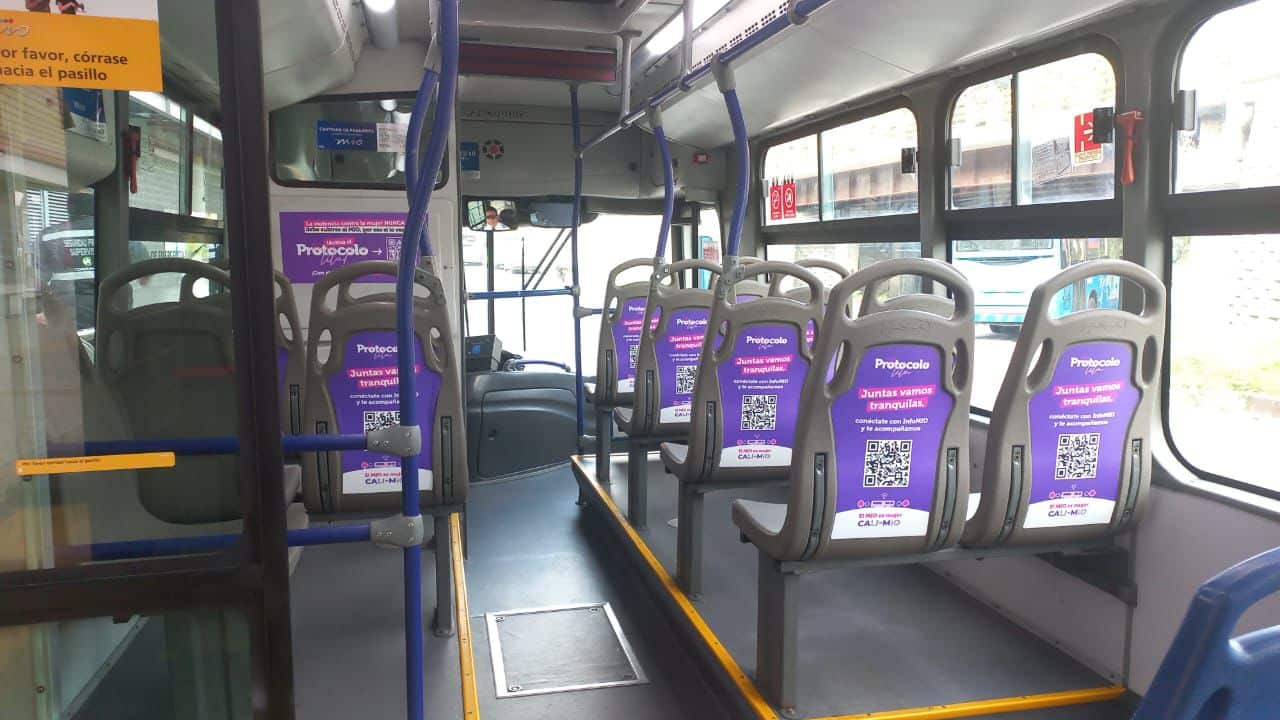 Foto en la cual se ve un bus al interior con asientos con avisos de Protocolo Lili.
